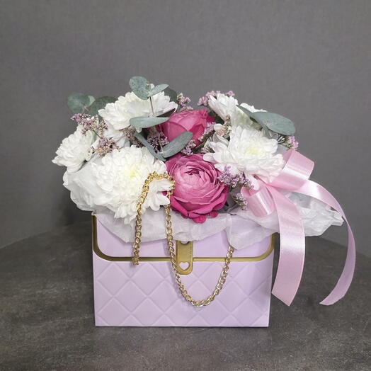 Цветы в сумочке с кустовой розой к 8 марта
