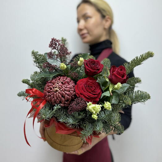 Новогодняя композиция с ароматной елкой, хризантемой и розами