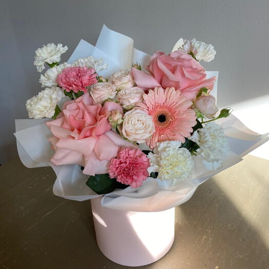 Нежная композиция в шляпной коробке размер М