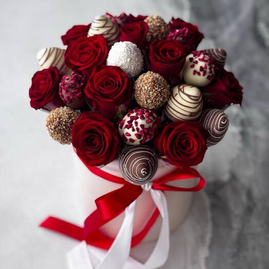 Цветы в коробке с клубникой в шоколаде