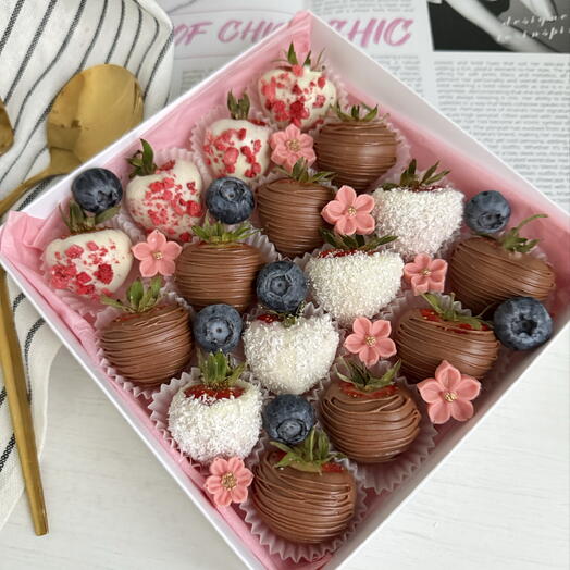 Клубника в шоколаде ассорти 16 шт в подарок