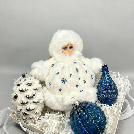 Новогодний подарочный набор "Снегурочка" со стеклянными елочными игрушками и конфетами "Рафаэлло"