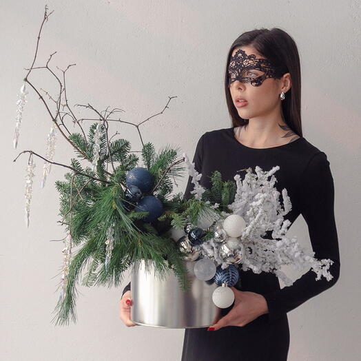 Воздушная композиция с живой пихтой Нобилис в металлической банке 18 см