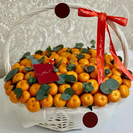 Фруктовая корзина мандарины и эвкалипт аромат праздника
