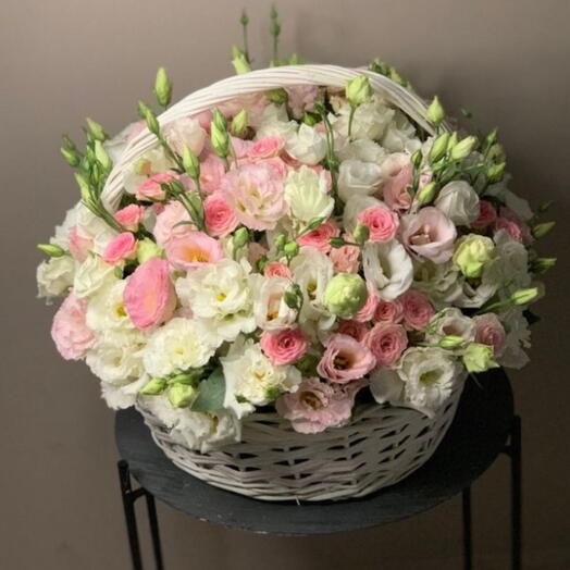 Корзина с цветами эустома