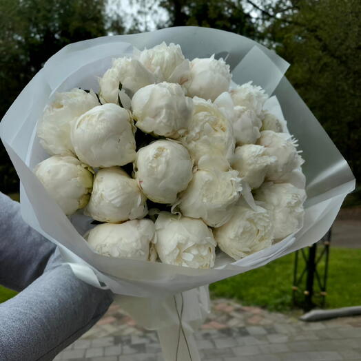 Букет белых пионов