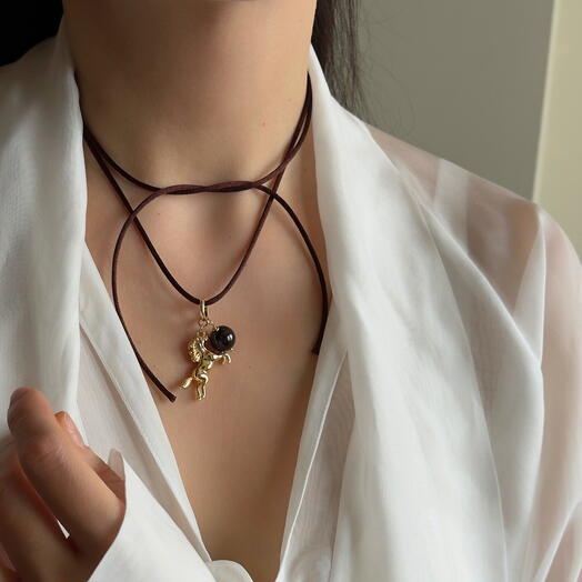 Лошадка с бусиной граната на шнуре