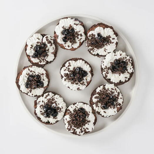 Тарталетка шоколадная с вишней