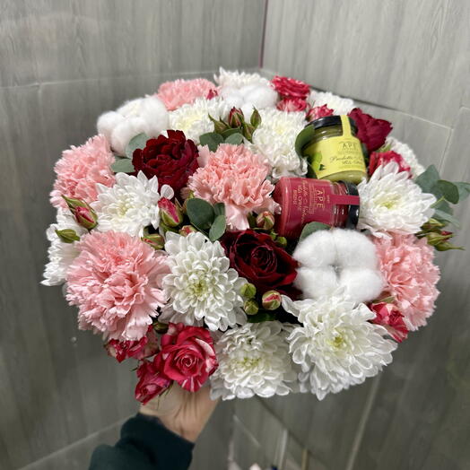 Цветы в коробке с медом
