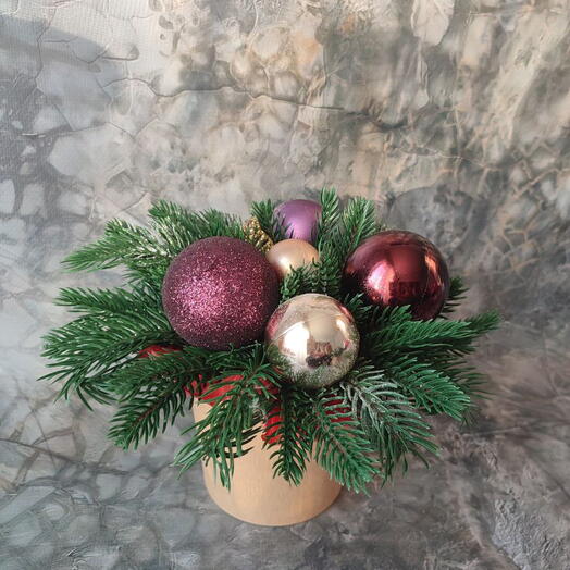 Рождественская композиция из искусственной ели