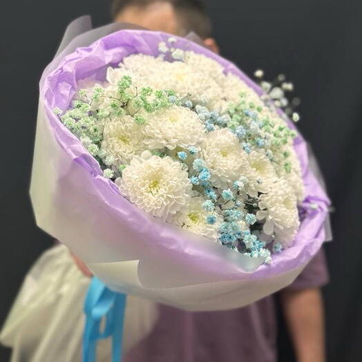 Воздушный букет из белых хризантем и цветной гипсофилы