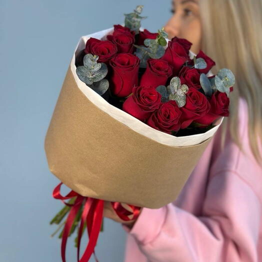 15 роз Кения с эвкалиптом