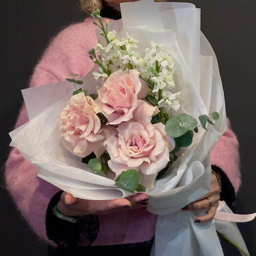 Романтичный букет с французскими розами и маттиолой3