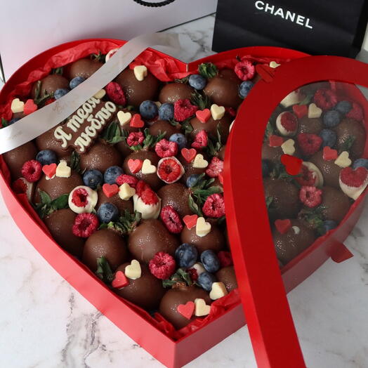 Сердце "P.S. I luv u" из клубники в шоколаде 35 см