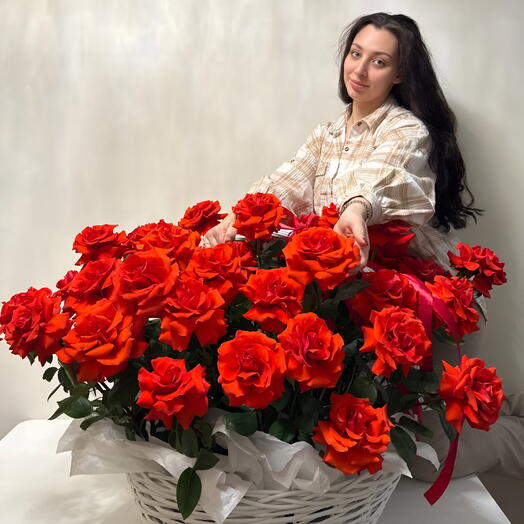 Большая корзина с красными розами . Французские розы на 8 марта для любимой