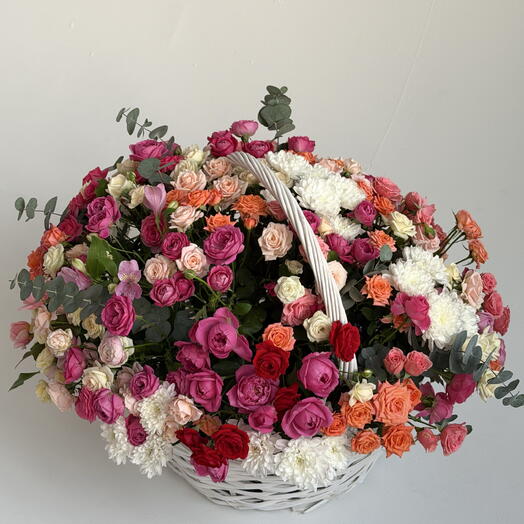 Корзина с кустовой розой 335