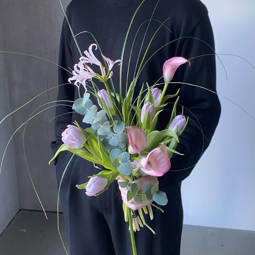 Нежный розово-сиреневый букет: пион тюльпаны, каллы, нерине, эвкалипт и берграсс