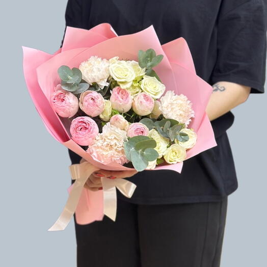 Кустовые пионовидные розы с кремовыми диантусами и эвкалиптом