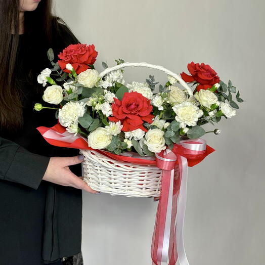 Яркая композиция с французскими розами и нежными маттиолами