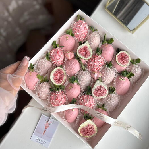 Клубника в розовом шоколаде
