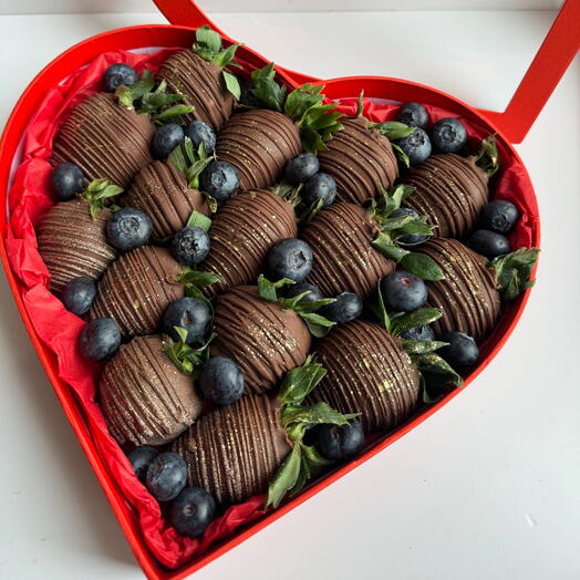 Набор из клубники в бельгийском шоколаде со свежими ягодами голубики