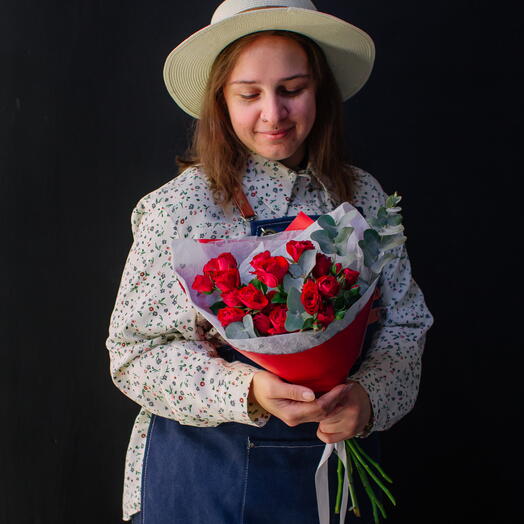 45S. Страстный алый букет c кустовыми розами и эвкалиптом