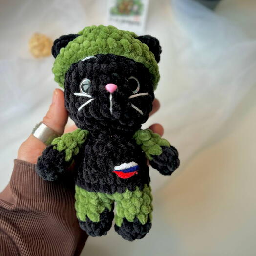 Плюшевый котик "Защитник". Сделан из мягкой плюшевой пряжи. Милый подарок на 23 февраля