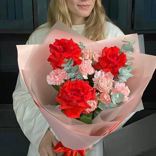 Букет с алыми французскими розами, кустовыми пион розами и гвоздикой