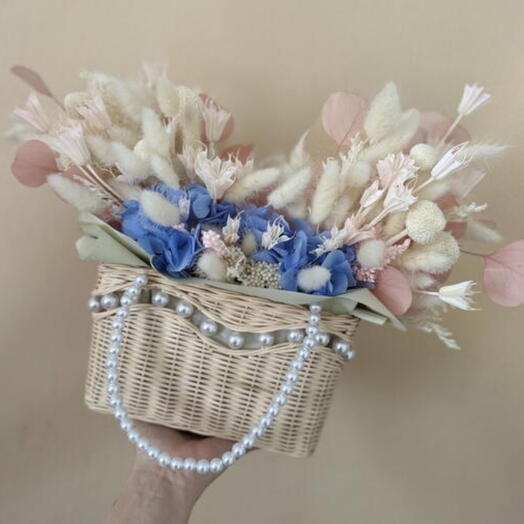 Корзина из ротанга с сухоцветами