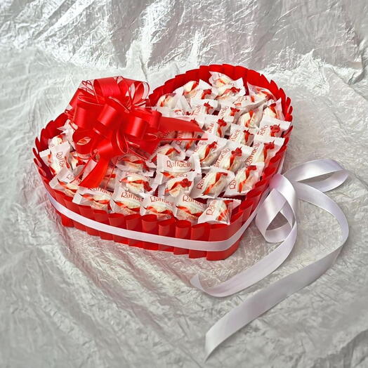 Большое сердце из конфет Рафаэлло Raffaello