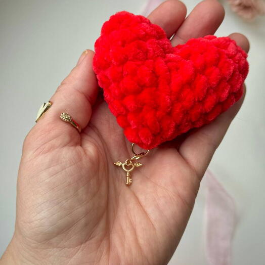Красное сердце с ключиком. Милый подарок на 14 февраля и 8 марта
