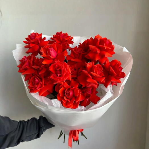 Букет из 13 алых французских роз