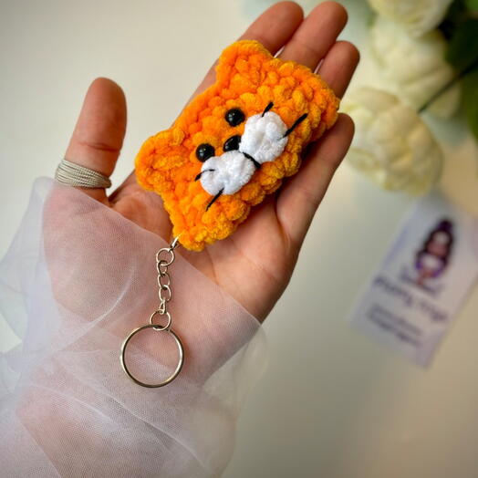 Брелок котик-пельмень оранжевый. Милый обвес на рюкзак или сумку