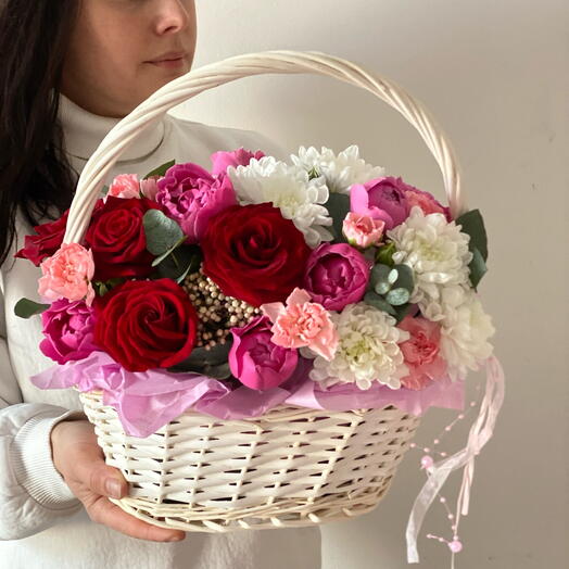 Яркая корзина с цветами