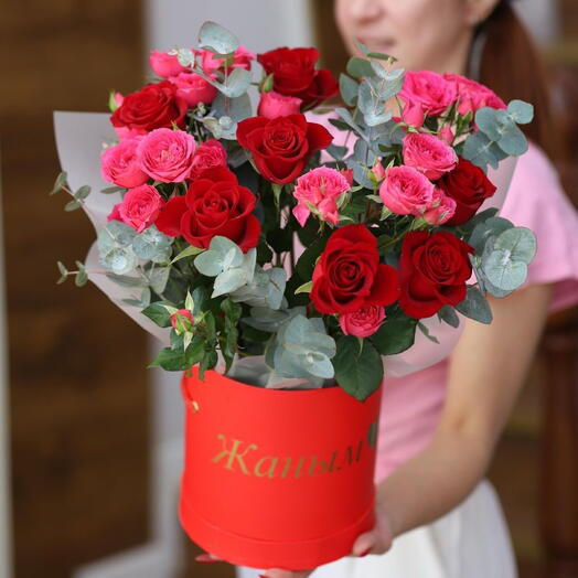 Яркие цветы в коробке Жаным