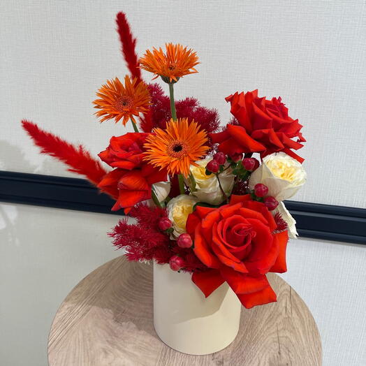 Цветы в коробке на 14 февраля с розой