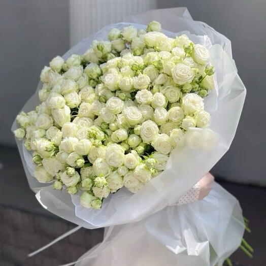 Пышный букет из кустовой белой розы