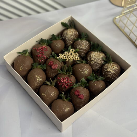 Клубника в молочном шоколаде 16-20 шт  С малиной и хрустящей вафлей на 8 марта