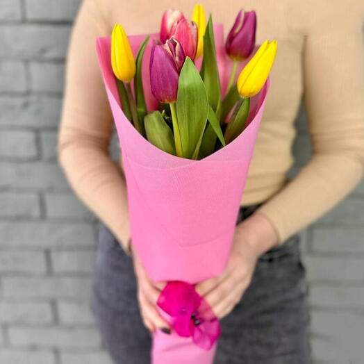 Весенний букет из ярких тюльпанов