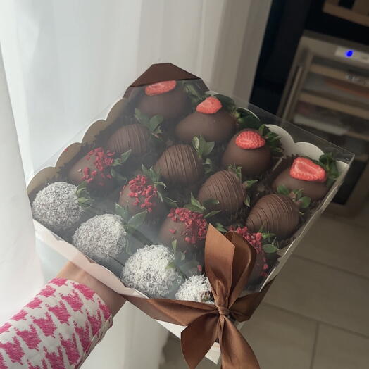 Клубника в молочном шоколаде 16 штук