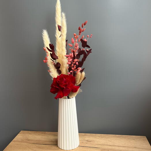 Ваза гипсовая с стабилизированной розой и сухоцветами