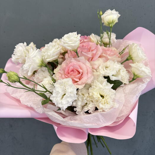 Букет с эустомами и розами