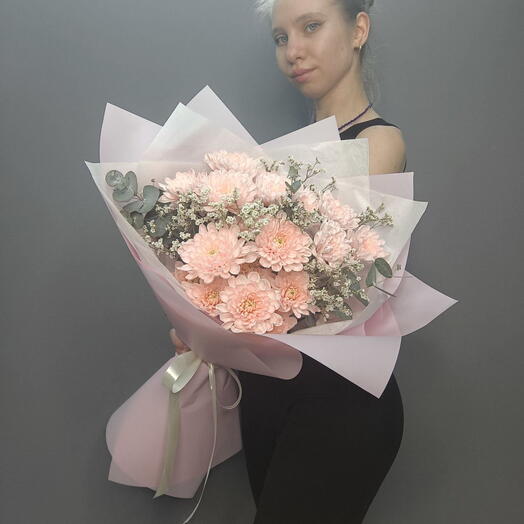 Букет из хризантем и эвкалипта