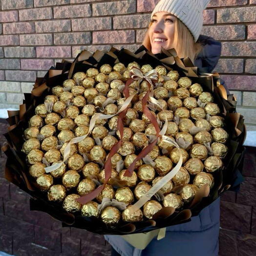 Большой золотой букет из конфет