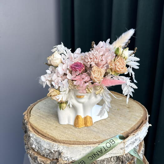 Композиция из сухоцветов в гипсовой вазе