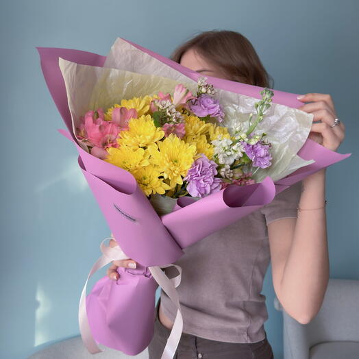 Букет «Яркий микс» с хризантемой, гвоздикой и маттиолой💜💛 40414