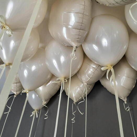 Стильные кремовые сердечки и "стеклянные" шары с лентами под потолок