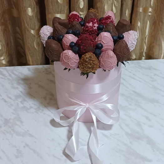 Клубника в шоколаде букет в коробке