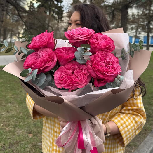 7 пионовидных роз с эвкалиптом
