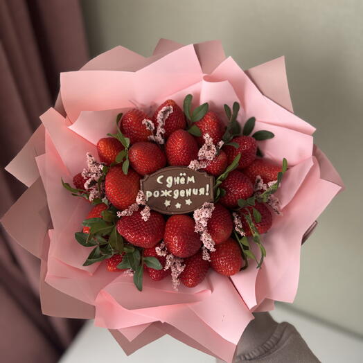 Клубничный мини букет «с днём рождения» 🍓